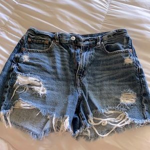 AE size 4 90s boyfriend short